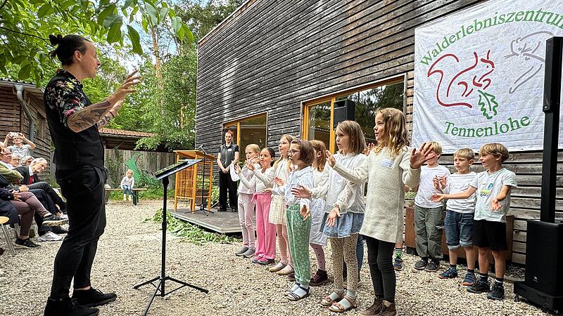 Das Walderlebniszentrum Tennenlohe feiert 50-j&auml;hjriges Bestehen. Ein Grundschulchor umrahmt das Jubil&auml;um musikalisch.
