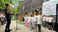 Das Walderlebniszentrum Tennenlohe feiert 50-jähjriges Bestehen. Ein Grundschulchor umrahmt das Jubiläum musikalisch. Das Walderlebniszentrum Tennenlohe feiert 50-jähjriges Bestehen. Ein Grundschulchor umrahmt das Jubiläum musikalisch.