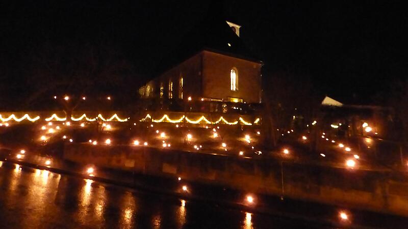 Trotz des Regens und der damit verbundenen Schwierigkeiten brannten in Volsbach wieder Tausende Wachslichter zur Lichterprozession.Forchheim & Fränkische Schweiz Trotz des Regens und der damit verbundenen Schwierigkeiten brannten in Volsbach wieder Tausende Wachslichter zur Lichterprozession.Forchheim & Fränkische Schweiz