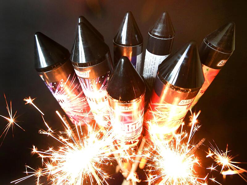 Vor Silvesterraketen werden Wunderkerzen abgebrannt. Vor Silvesterraketen werden Wunderkerzen abgebrannt.