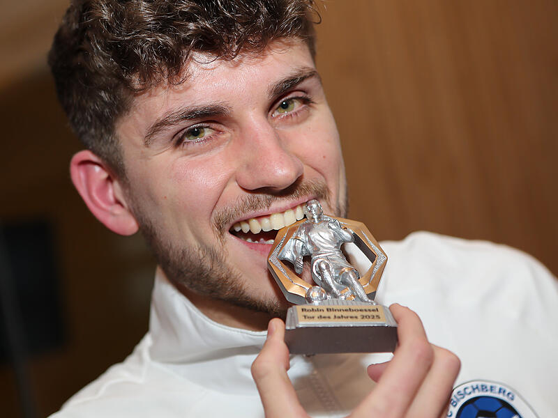 Hat in Bamberg seine Troph&auml;e f&uuml;r das Tor des Jahres bekommen: Bischbergs Robin Binneboessel.