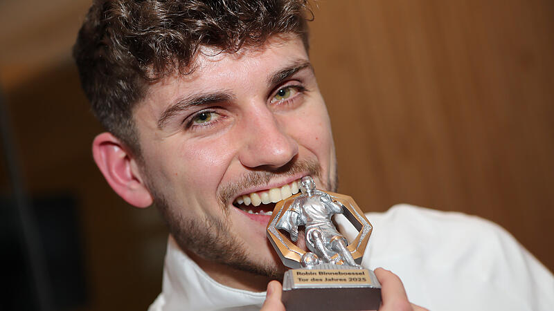 Hat in Bamberg seine Troph&auml;e f&uuml;r das Tor des Jahres bekommen: Bischbergs Robin Binneboessel.