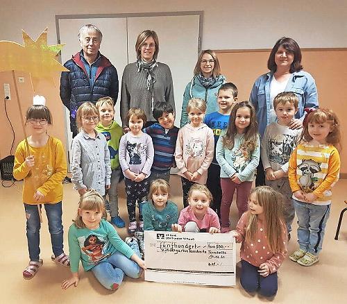 Die Jungen und Mädchen des Kindergartens Teuschnitz zeigten sich erfreut über die Spende; mit im Bild (von links) Paul Hader, die Erzieherin Linda Jungkunz, Anna Günther und die Kindergartenleiterin Ulla Förtsch.