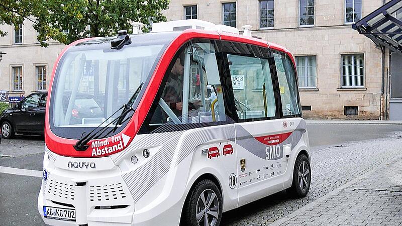 Die Shuttlemodellregion Oberfranken, kurz SMO, erh&auml;lt erneut F&ouml;rdergelder. Das hei&szlig;t, dass die autonomen Busse wie dieses hier noch bis 2024 in Kronach unterwegs sein werden.