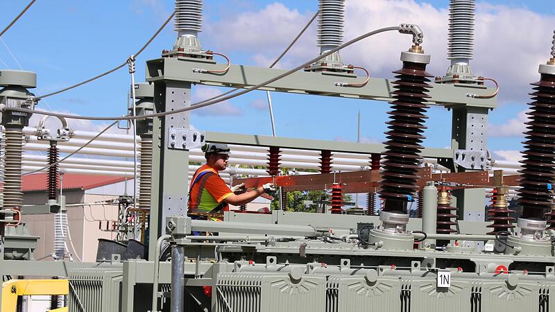 Eines der größten Einzelprojekte im Landkreis Bad Kissingen ist die Erweiterung des Umspannwerks in Fuchsstadt. Wenige hundert Meter vom Bayernwerk-Kundencenter entfernt werden neue Trafos zur Einspeisung von Wind- und Solarstrom montiert.