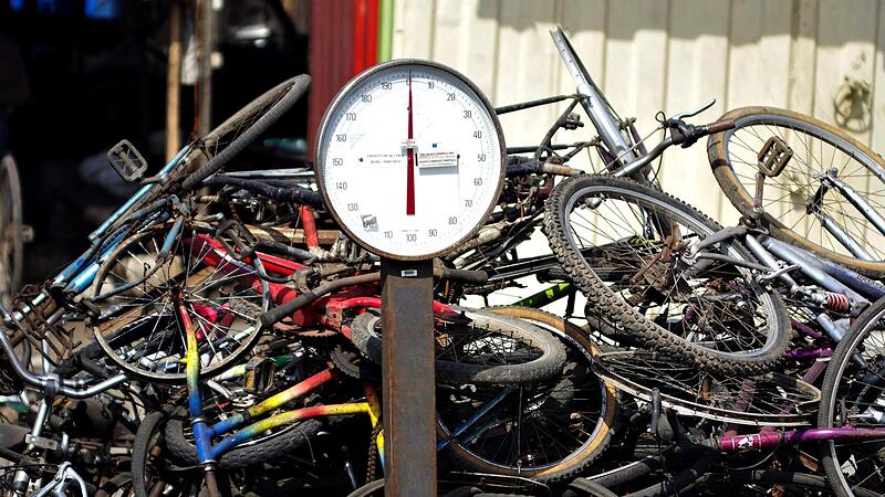 Was für ein Kontrast zu den gehätschelten Hochglanzprodukten in deutschen Schaufenstern: Fahrradschrott in Ghana, der zum Kilopreis verkauft wird. Was für ein Kontrast zu den gehätschelten Hochglanzprodukten in deutschen Schaufenstern: Fahrradschrott in Ghana, der zum Kilopreis verkauft wird.