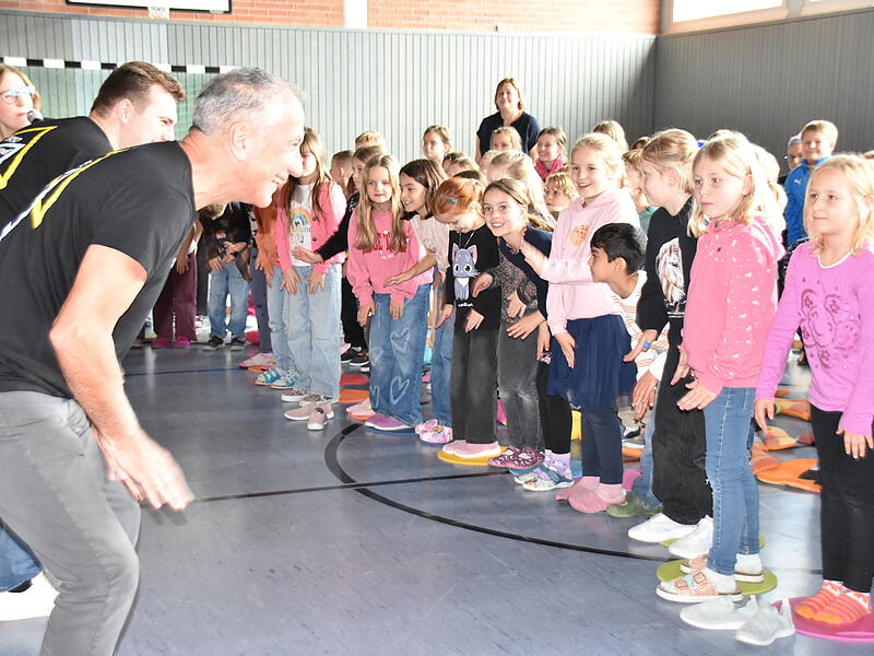 Mitmachen ist angesagt: Die Kinder und Musiker haben viel Spaß bei den Übungen.