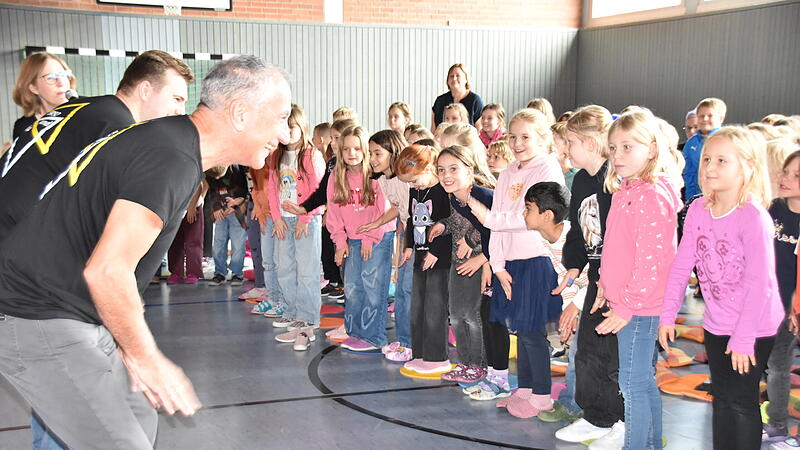 Mitmachen ist angesagt: Die Kinder und Musiker haben viel Spa&szlig; bei den &Uuml;bungen.