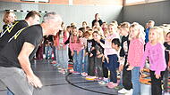 Mitmachen ist angesagt: Die Kinder und Musiker haben viel Spaß bei den Übungen.