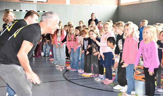 Mitmachen ist angesagt: Die Kinder und Musiker haben viel Spaß bei den Übungen.
