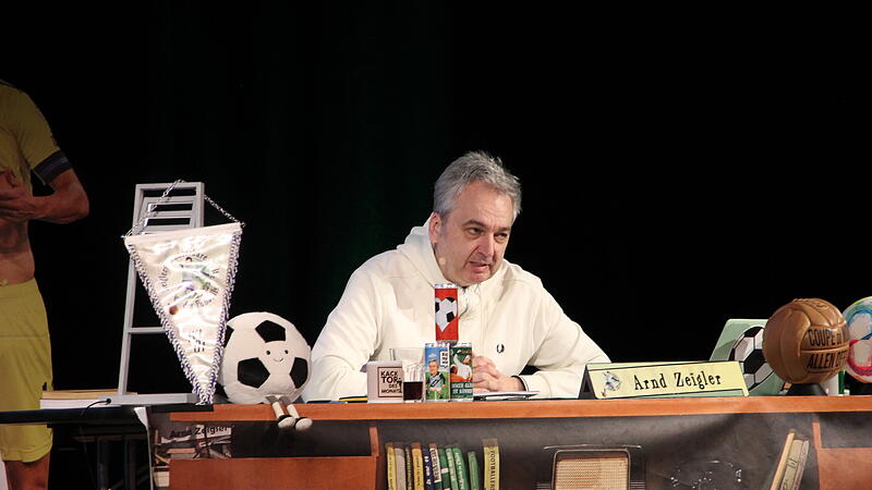 Arnd Zeigler kennt tausende Geschichten aus der "wunderbaren Welt des Fu&szlig;balls".