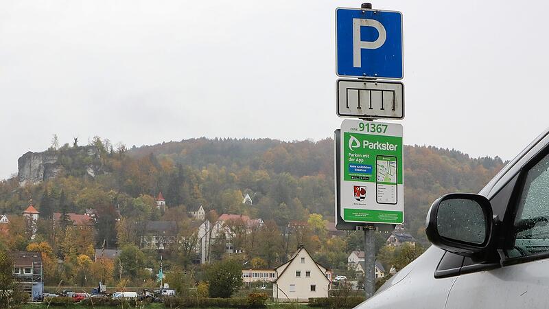 Im Markt Wiesenttal &ndash; hier ein Parkplatz mit Blick auf Streitberg &ndash; sind die Wanderparkpl&auml;tze seit einem Jahr geb&uuml;hrenpflichtig. Vor allem, dass man die Geb&uuml;hr nicht mit M&uuml;nzen bezahlen kann, wurde zuletzt kritisiert.Forchheim & Fr&auml;nkische Schweiz
