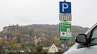 Im Markt Wiesenttal – hier ein Parkplatz mit Blick auf Streitberg – sind die Wanderparkplätze seit einem Jahr gebührenpflichtig. Vor allem, dass man die Gebühr nicht mit Münzen bezahlen kann, wurde zuletzt kritisiert.Forchheim & Fränkische Schweiz
