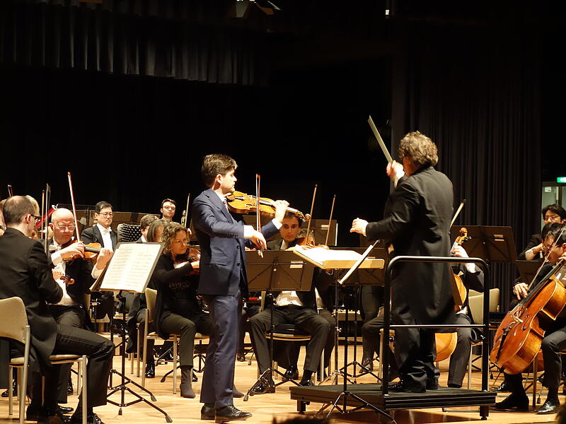Geigenvirtuose Fedor Rudin und Dirigent Johannes Wildner brachten zusammen mit den Hofer Symphonikern spanisches Temperament in den Kreiskulturraum.