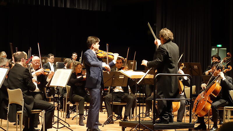 Geigenvirtuose Fedor Rudin und Dirigent Johannes Wildner brachten zusammen mit den Hofer Symphonikern spanisches Temperament in den Kreiskulturraum.