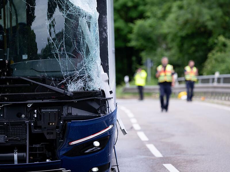 Zwei Busse sto&szlig;en in Oberbayern zusammen - mehrere Verletzte