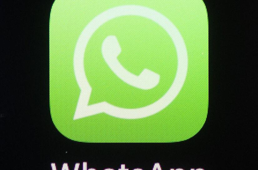 Die App von Whatsapp wird auf dem Display eines Smartphones angezeigt.