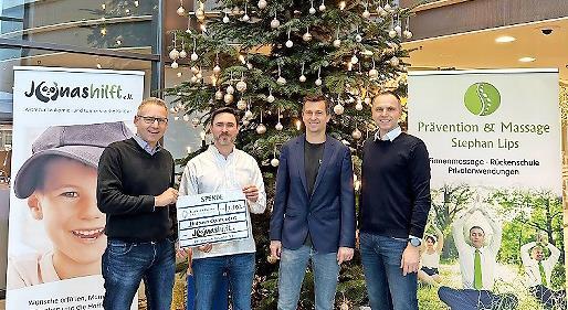 Timo Krambo, 1. Vorsitzender von „Jonas hilft e.V.“, Physiotherapeut Stephan Lips, KissSalis-Geschäftsführer Richard Pucher und Steffen Krambo, Schatzmeister „Jonas hilft e.V.“. Timo Krambo, 1. Vorsitzender von „Jonas hilft e.V.“, Physiotherapeut Stephan Lips, KissSalis-Geschäftsführer Richard Pucher und Steffen Krambo, Schatzmeister „Jonas hilft e.V.“.