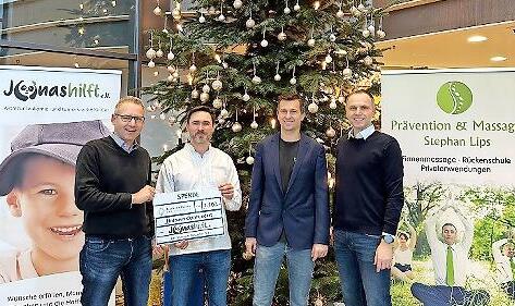 Timo Krambo, 1. Vorsitzender von „Jonas hilft e.V.“, Physiotherapeut Stephan Lips, KissSalis-Geschäftsführer Richard Pucher und Steffen Krambo, Schatzmeister „Jonas hilft e.V.“. Timo Krambo, 1. Vorsitzender von „Jonas hilft e.V.“, Physiotherapeut Stephan Lips, KissSalis-Geschäftsführer Richard Pucher und Steffen Krambo, Schatzmeister „Jonas hilft e.V.“.