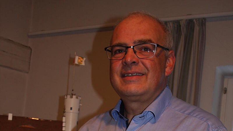 B&uuml;rgermeister Hanng&ouml;rg Zimmermann pr&auml;sentiert das neue Buch &bdquo;Heimatbote G&ouml;&szlig;weinstein&ldquo; vor dem Burgmodell im &bdquo;Haus des Gastes&ldquo;.