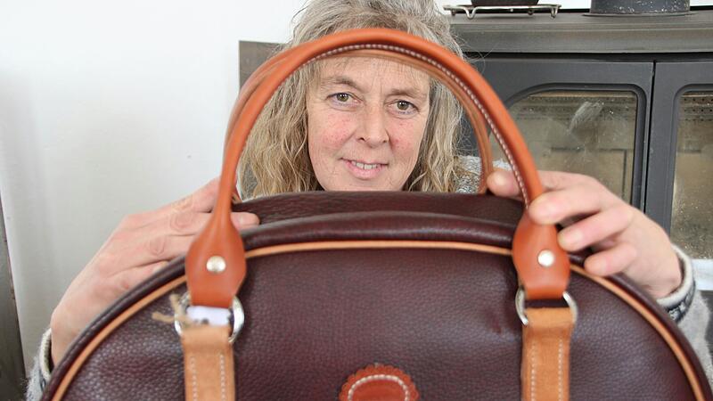 Selbst die Henkel sind Handarbeit: Marion Riedl achtet bei ihren Produkten aus Leder auf jedes Detail.