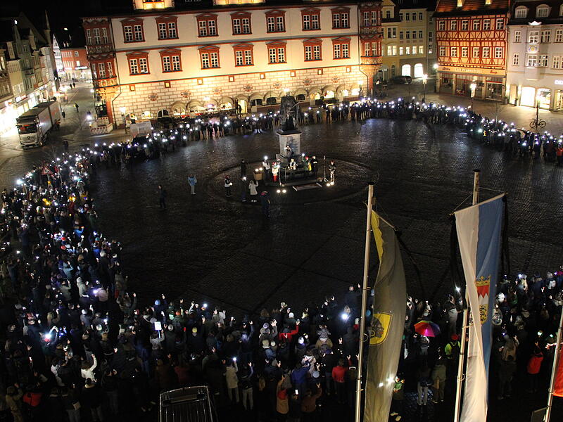 Laut Polizeischätzung waren an die 1000 Menschen auf dem Marktplatz.