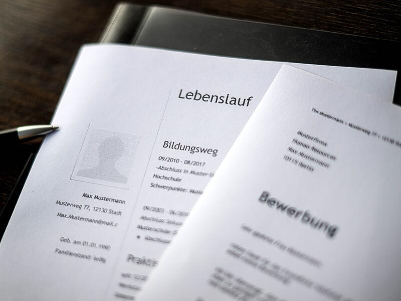 Bewerbungsunterlagen liegen auf einem Tisch