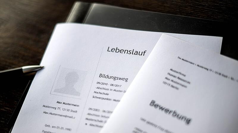 Bewerbungsunterlagen liegen auf einem Tisch