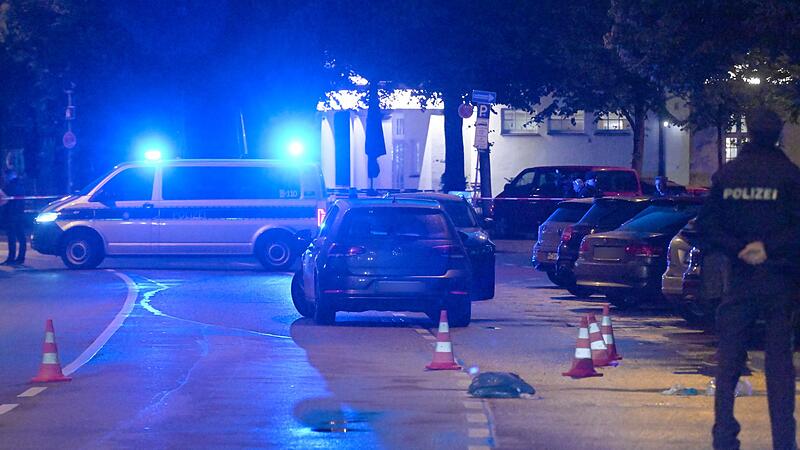 Frau sticht auf Menschen ein - Polizei erschießt sie