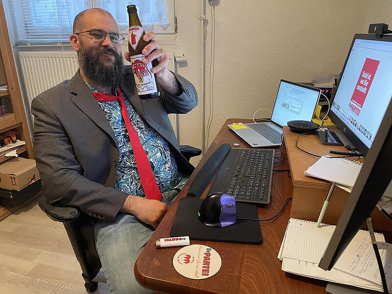 Wie viel Humor vertr&auml;gt Politik? Philip Medina will f&uuml;r Die Partei der n&auml;chste B&uuml;rgermeister Herzogenaurachs werden.