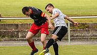 Wei&szlig;enbrunns Jannik Pfeundner (grau) angelt sich gegen Manuel Wisnewski den Ball.
