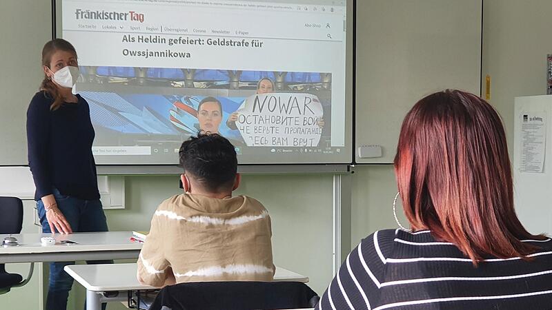 Karin Van Gompel, Konrektorin der Adalbert-Stifter-Mittel- und Grundschule in Forchheim, stellt sich den Fragen ihrer Schüler und Schülerinnen zum Krieg in der Ukraine.Forchheim & Fränkische Schweiz