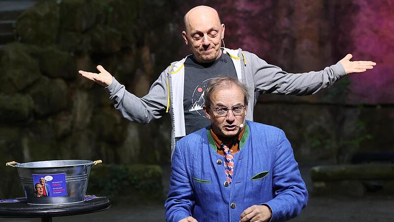 Einen Zuber voller Publikumsfragen - mehr brauchten Wigald Boning und Bernhard Hoecker nicht, um einen sehr lustigen Abend zu präsentieren. Einen Zuber voller Publikumsfragen - mehr brauchten Wigald Boning und Bernhard Hoecker nicht, um einen sehr lustigen Abend zu präsentieren.