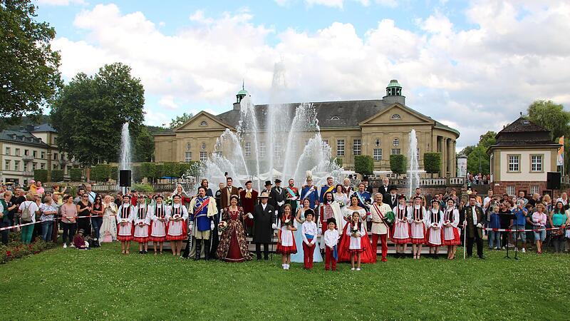 Das offizielle Gruppenbild vor F&auml;cherbrunnen und Regentenbau