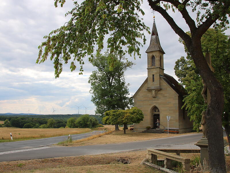 Das Foto zeigt die Aussicht von der Vierzehnheiligen-Kapelle bei Wülfershausen auf die Windräder bei Gauaschach im Jahr 2022. Das Foto zeigt die Aussicht von der Vierzehnheiligen-Kapelle bei Wülfershausen auf die Windräder bei Gauaschach im Jahr 2022.