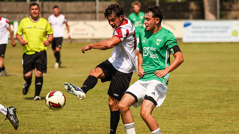 Zwei Tore von Philipp Schubert (wei&szlig;) - hier gegen Elias Renk, bringen Kronach drei Punkte aufs Konto.