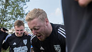 Marc Werner brüllt im Spielerkreis seine Freude über die Kreisliga-Meisterschaft des TSV Sonnefeld heraus. Marc Werner brüllt im Spielerkreis seine Freude über die Kreisliga-Meisterschaft des TSV Sonnefeld heraus.