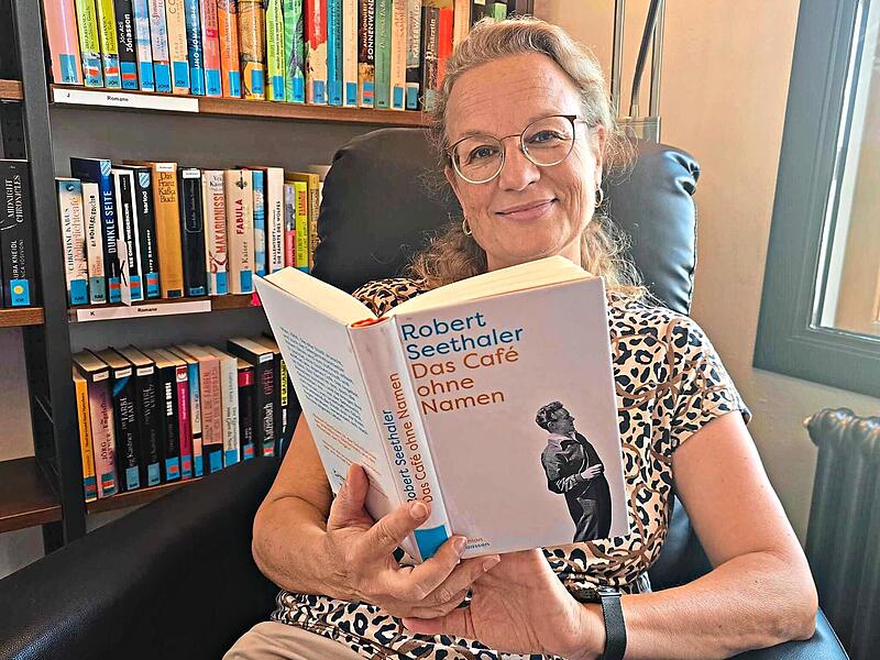 Elke Oleson von der Stadtb&uuml;cherei H&ouml;chstadt empfiehlt diese Woche &bdquo;Das Caf&eacute; ohne Namen&ldquo; von Robert Seethaler.