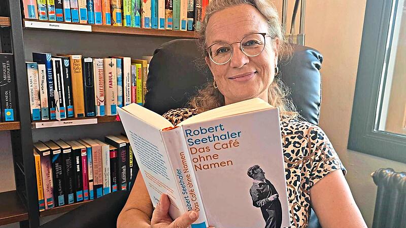 Elke Oleson von der Stadtbücherei Höchstadt empfiehlt diese Woche „Das Café ohne Namen“ von Robert Seethaler. Elke Oleson von der Stadtbücherei Höchstadt empfiehlt diese Woche „Das Café ohne Namen“ von Robert Seethaler.