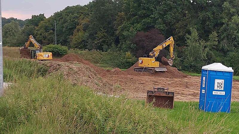 Mittlerweile sind die Bagger wieder abgezogen, die ausgehobene Fl&auml;che erhitzt die Reuther Gem&uuml;ter dennoch.Forchheim & Fr&auml;nkische Schweiz