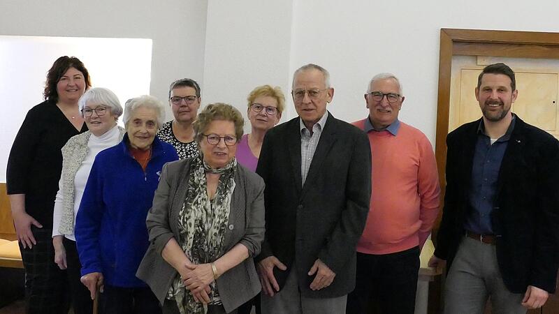 Bürgermeisterin Katja Habersack (links) und VdK-Geschäftsführer Steve Metz (rechts) leiteten die Wahl des Vorstands des Mottener VdK-Ortsverbands ( weiter von links): Erika Klieber, Johanna Kömpel, Bärbel König, Carmen Ruppel, Marlen Jung, Joachim...