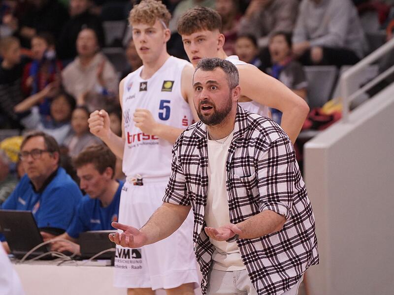 Coburgs Trainer Patrick Seidel (vorne) w&auml;hrend des Heimspiels gegen die W&uuml;rzburg Baskets Akademie.