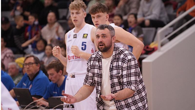 Coburgs Trainer Patrick Seidel (vorne) w&auml;hrend des Heimspiels gegen die W&uuml;rzburg Baskets Akademie.