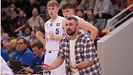 Coburgs Trainer Patrick Seidel (vorne) w&auml;hrend des Heimspiels gegen die W&uuml;rzburg Baskets Akademie.