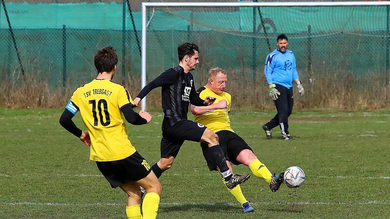 Einen Einstand nach Maß feierte der neue Trebgaster Spielertrainer Ingo Walther (rechts) mit dem 3:1 gegen den TSV Thurnau.