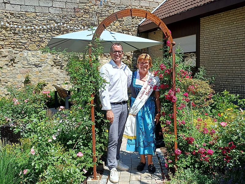 Rosenk&ouml;nigin und B&uuml;rgermeister