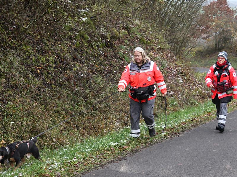 Mit insgesamt 18 Hunden wurde in Prappach in zum Teil sehr unwegsamem Gelände gesucht.