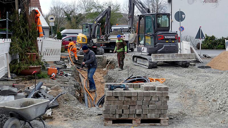 Bis vor wenigen Wochen wurden in Arnstein (Lkr. Main-Spessart) noch Glasfaserleitungen verlegt. Doch dann stoppten die Unternehmen die Arbeiten. Eine von vielen Herausforderungen in Unterfranken, was die digitale Versorgung der Bev&ouml;lkerung angeht.