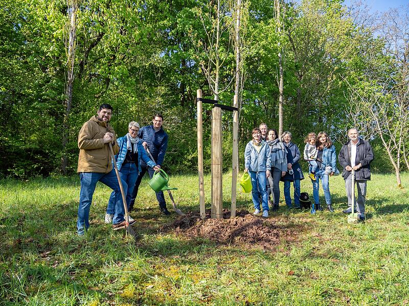 Dominik und Stefan Sauerteig sowie Familie und Freunde von Horst Schunk pflanzten einen Baum im Grünen Labor am Coburger Himmelsacker.
