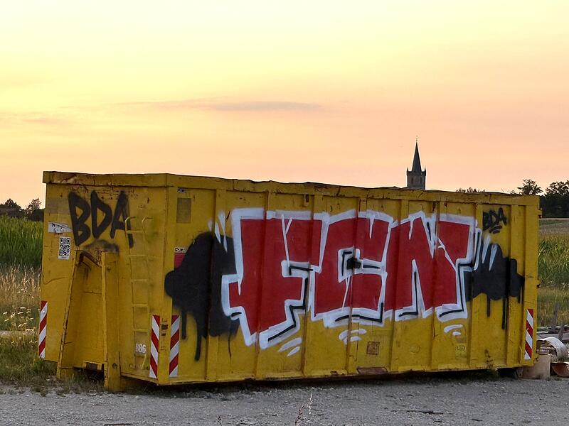 Graffiti Zwei „Wahrzeichen" des Landkreises Erlangen-Höchstadt: Die Wehrkirche in Hannberg und ein FCN-Graffiti.